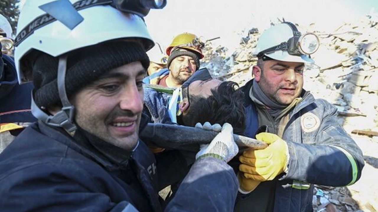 198 saat sonra enkaz altından sağ kurtarıldı