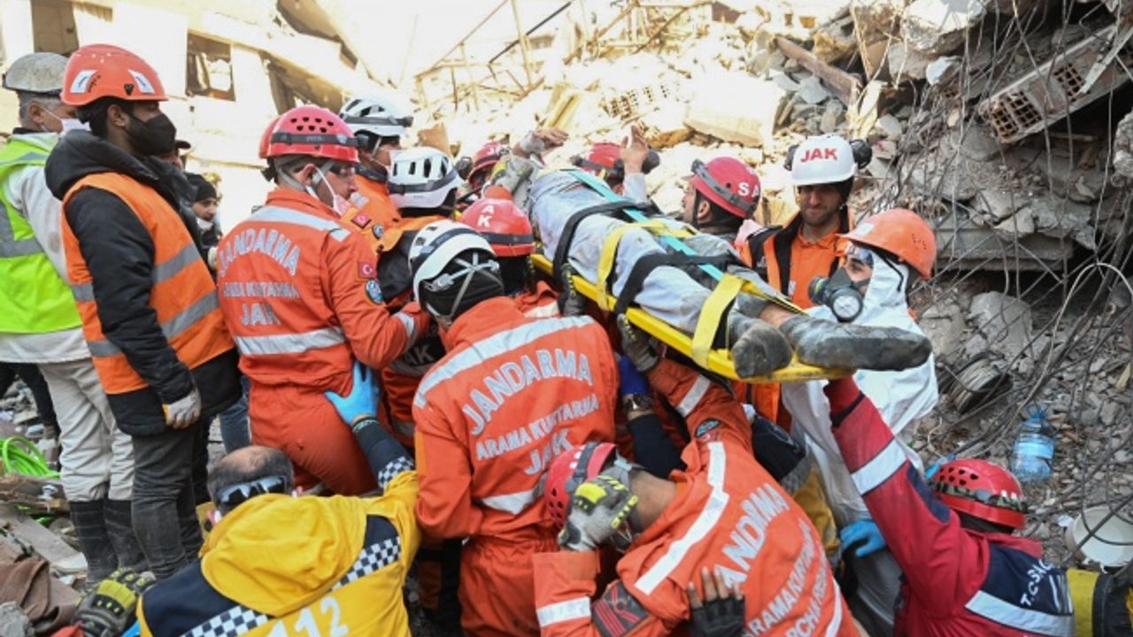 Antakya'da depremin 155. saatinde zihinsel engelli genç enkazdan kurtarıldı