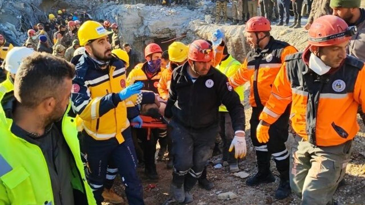 Başbakanlık, Isias Otel enkazında canlı kurtarılan kişinin Evren Çavdır olduğunu duyurdu