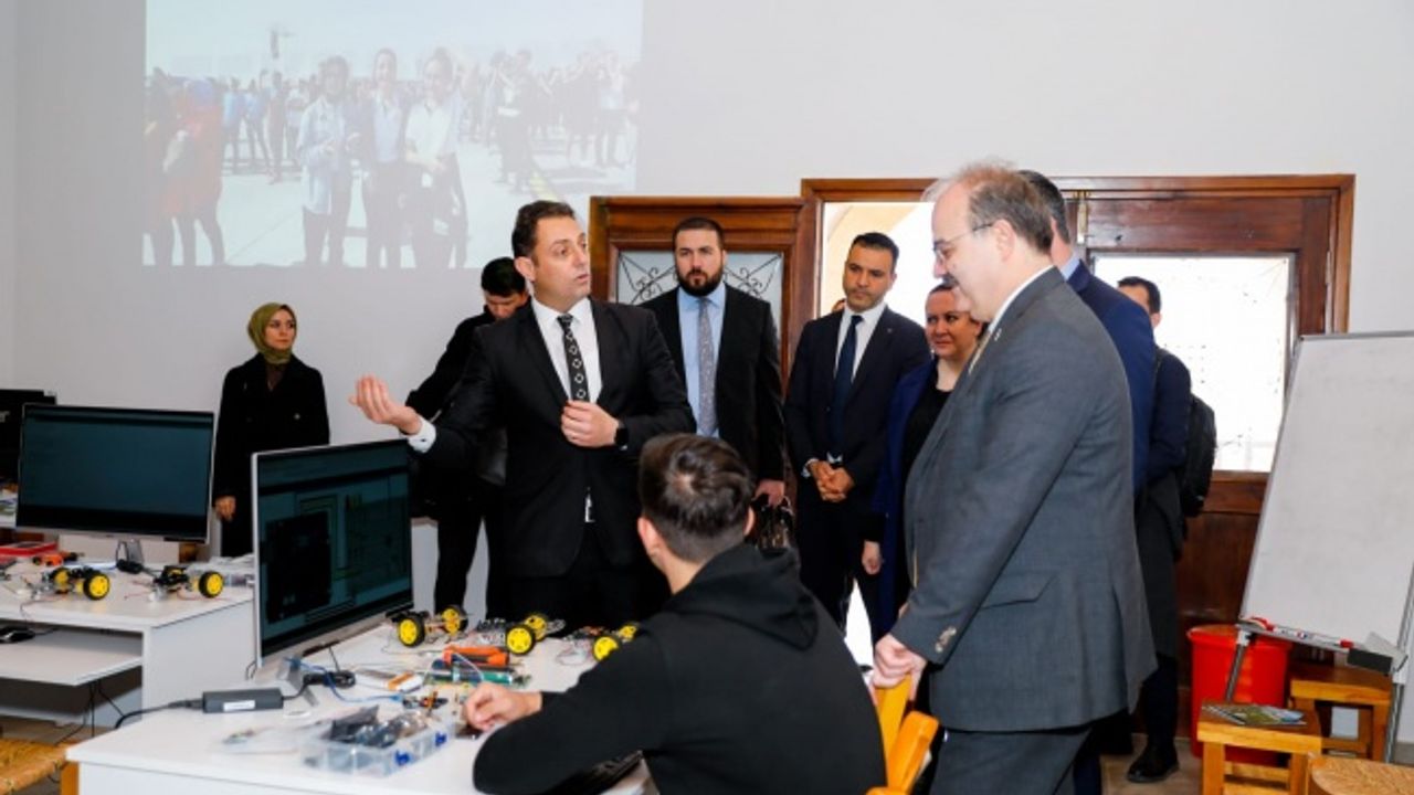 Çam, İEZB Teknoloji Atölyesi'ni ziyaret etti