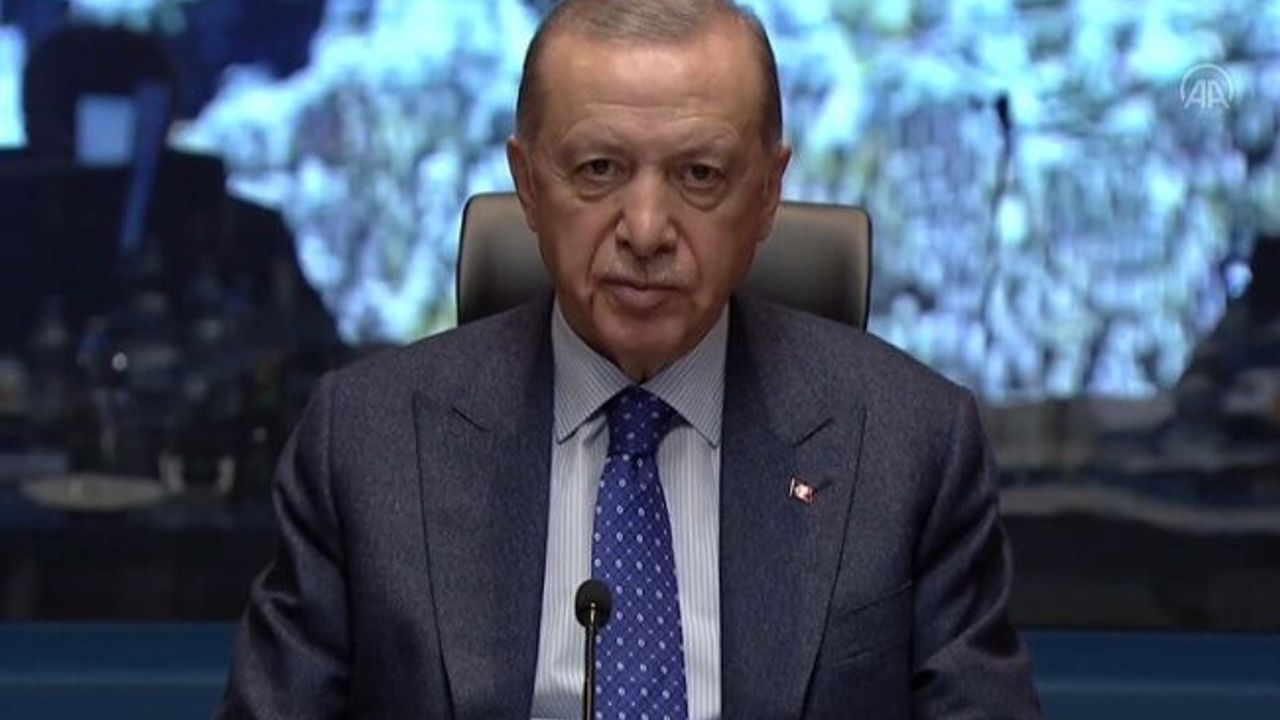 Erdoğan: “Deprem yaşanan 10 ilimizi kapsayan ve 3 ay sürecek OHAL ilan etme kararı aldık”