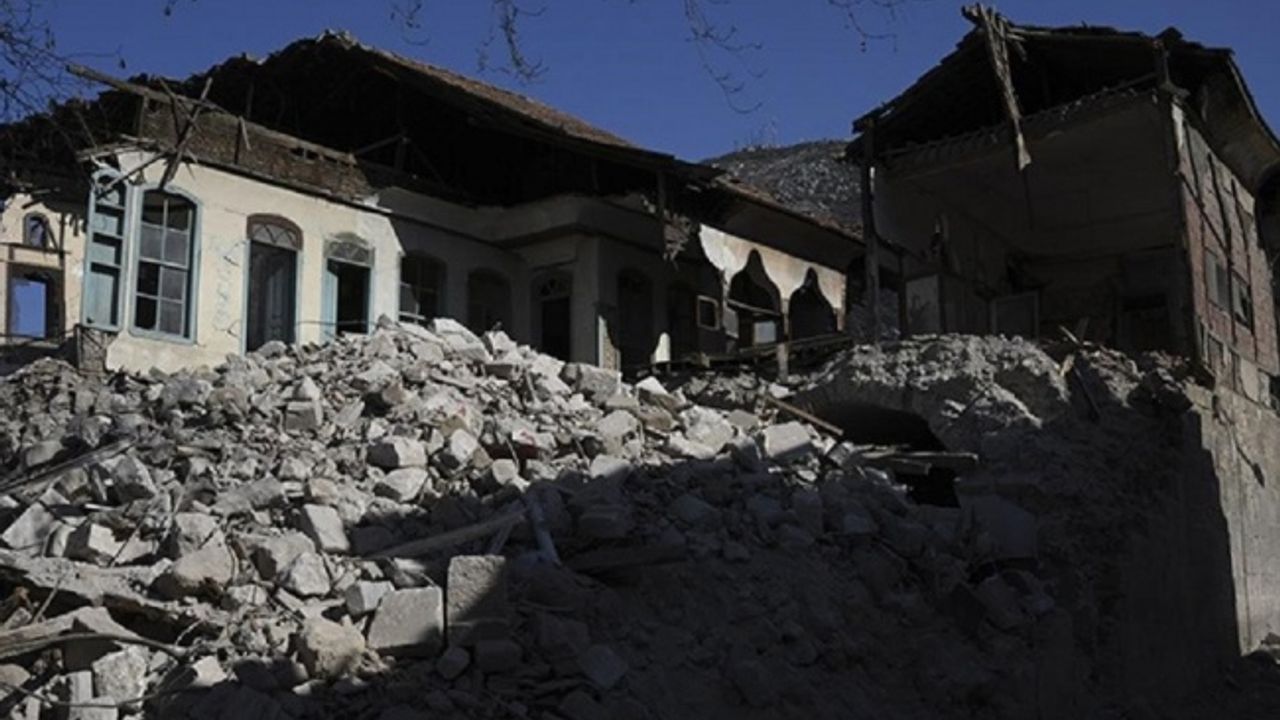 Hatay'da zamana direnen tarihi taş evler depreme dayanamadı