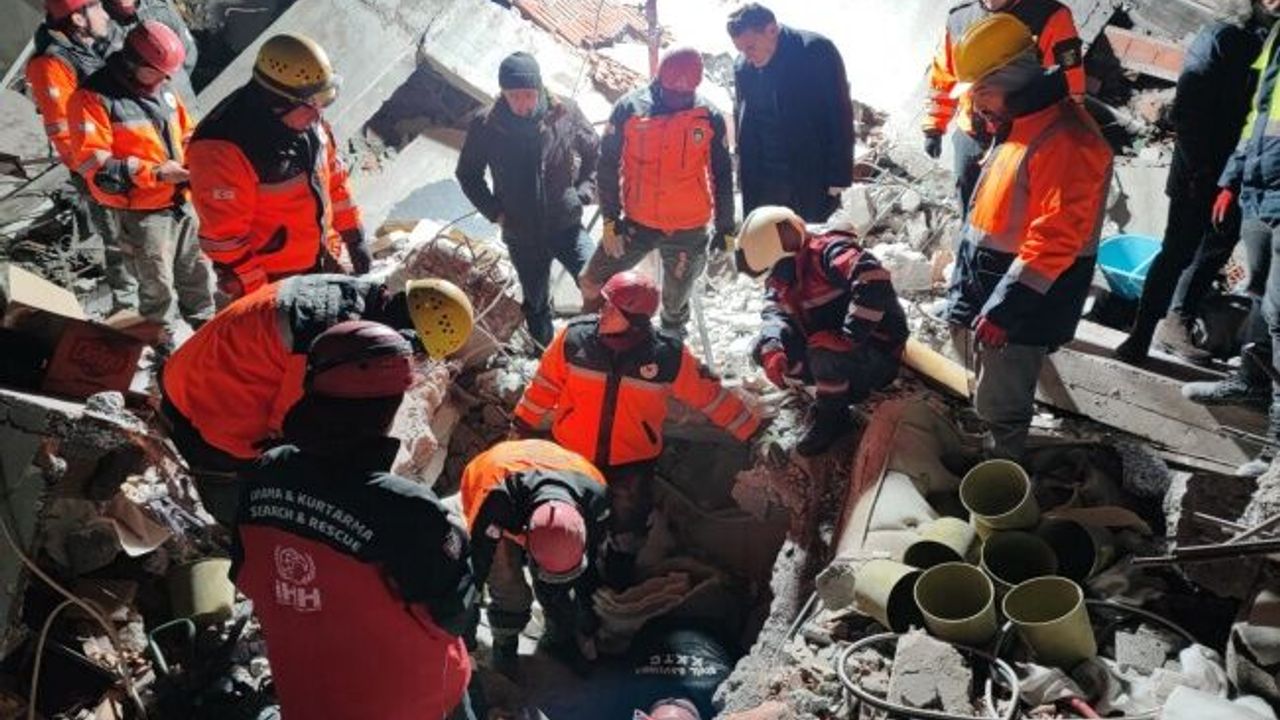 İsias Oteli enkazında KKTC kafilesindeki çocuklardan birinin cansız bedenine ulaşıldı