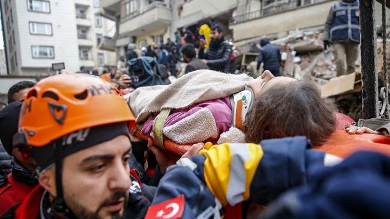 KKTC’den ekipler, arama-kurtarma ve yardım çalışmaları için deprem bölgelerine gidiyor