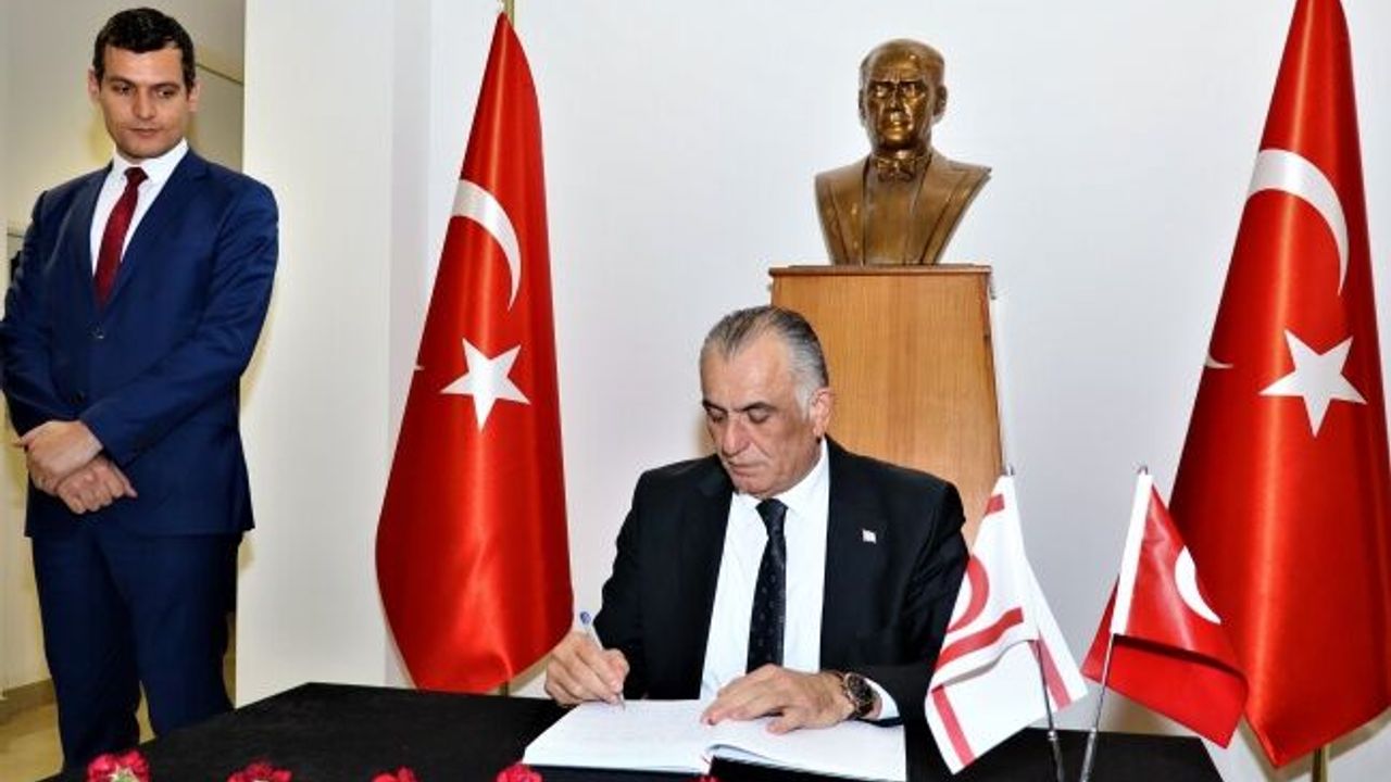 Milli Eğitim Bakanı Çavuşoğlu, TC Lefkoşa Büyükelçiliği’nde açılan taziye defterini imzaladı