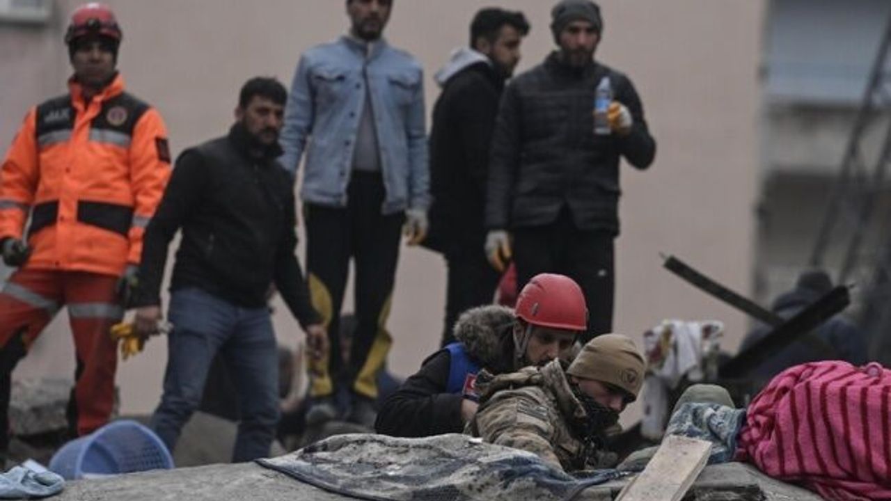 Türkiye'deki depremde can kaybı 2 bin 921'e, yaralı sayısı 15 bin 834'e yükseldi