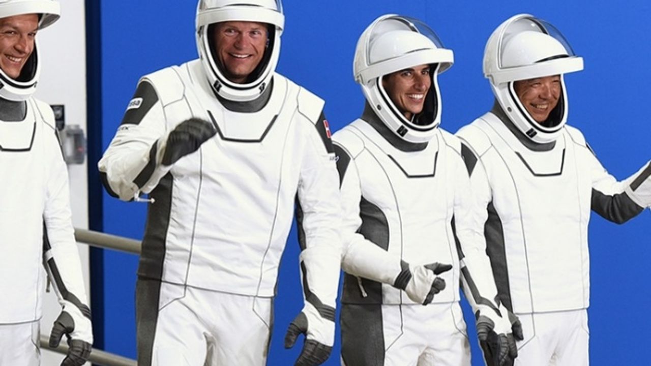 Space X'in 4 astronotu Uluslararası Uzay İstasyonu'na iniş yaptı