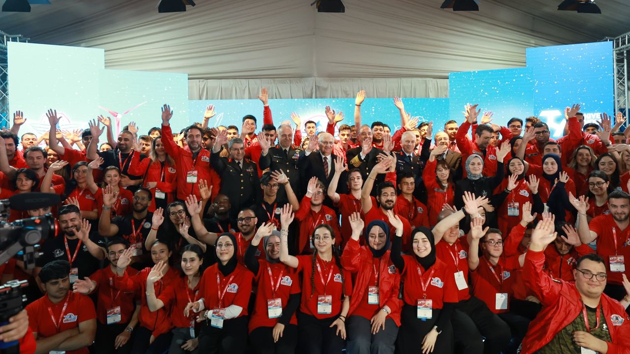 TC Milli Savunma Bakanı Güler, TEKNOFEST KKTC'de gençlerle bir araya geldi