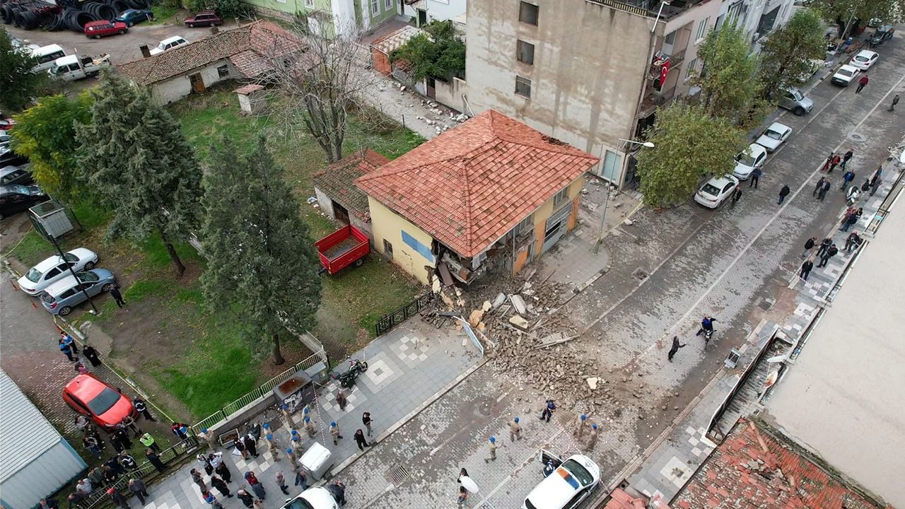 Sındırgı'da 6,1 büyüklüğündeki depremin ardından artçı sarsıntılar devam ediyor