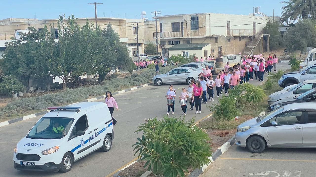 Yenierenköy İlkokulu öğrencileri, Meme Kanseri Farkındalık Etkinliği gerçekleştirdi