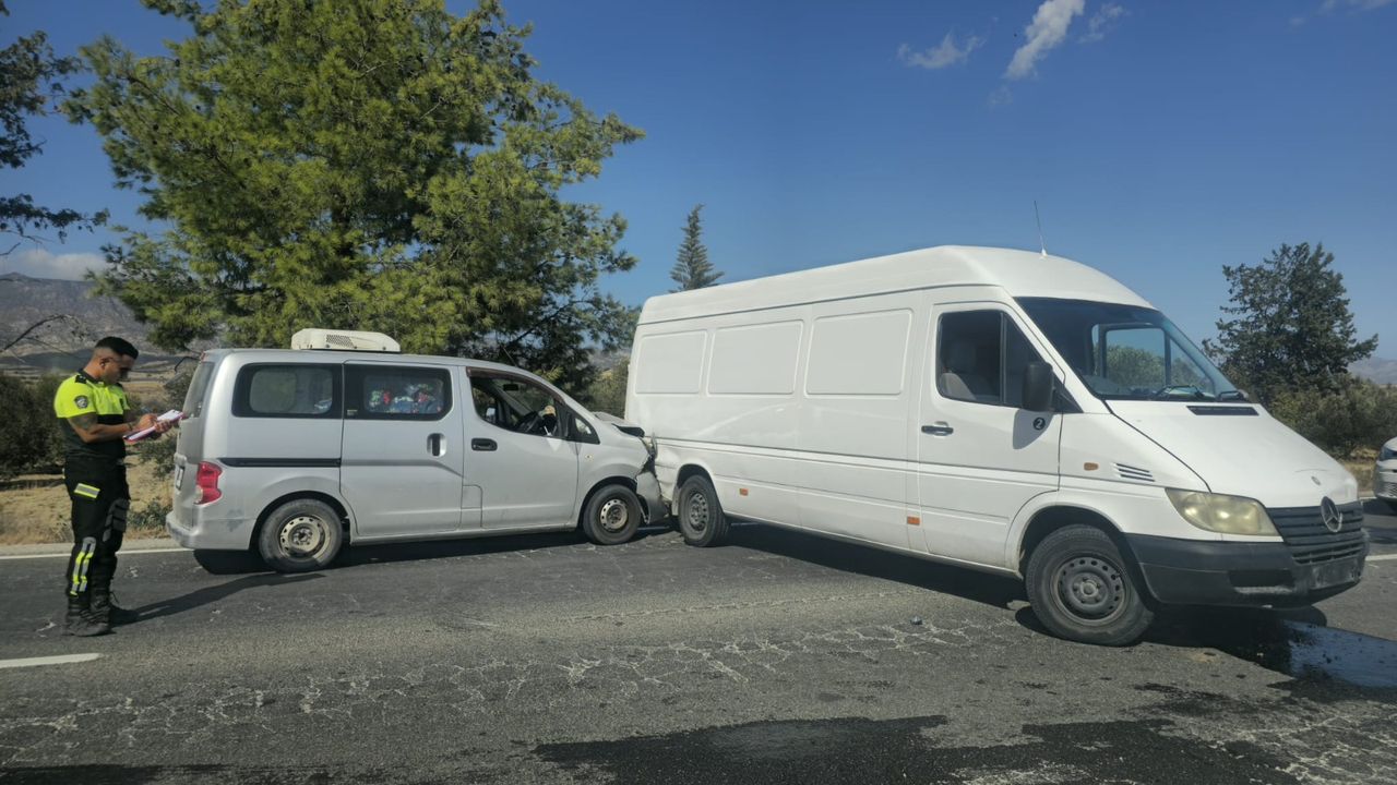 Ercan-İskele ana yolunda zincirleme trafik kazası...
