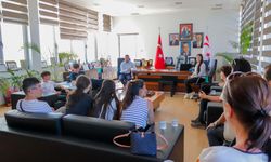 Erasmus kapsamında ülkede bulunan öğrenciler Gazimağusa Belediyesi'ni ziyaret etti