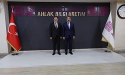 Öztürkler Mardin’de konferans verdi: “Haritalar kalemle çizilir, sınırlar irade ile korunur”