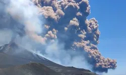 İtalya'da Etna Yanardağı güçlü şekilde kül ve lav püskürttü