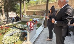 Özçınar, Ferdi Zeyrek’in kabrini ziyaret etti