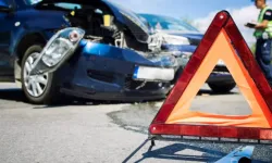Girne'de kaza... Dikkatsiz sürücü aracıyla 3 yayayla bir taksiye çarptı: 4 yaralı