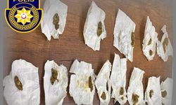 Polisin şüphe üzerinde durdurduğu araçta satışa hazır paketler halinde hintkeneviri bulundu