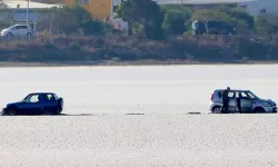 Larnaka Tuz Gölü’nde mahsur kalan 2 araç kurtarıldı