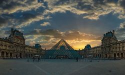 Louvre Müzesi soygun sonrası yeniden açıldı