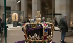 Louvre Müzesi soygunu: İmparatoriçe Eugenie'nin paha biçilmez tacı müzenin dışında kırık şekilde bulundu