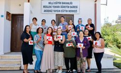 Cumhurbaşkanı’nın eşi Sibel Tatar, kursiyerlerle keçeden Medoş Lalesi yaptı