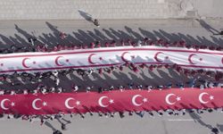 100’er metrelik KKTC ve TC bayrakları taşındı