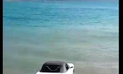Kadın arabasını denize attı