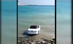 Kadın arabasını denize attı