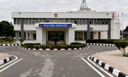 Gazimağusa’da üzerinde uyuşturucu bulunan ve ülkede kaçak kaldığı belirlenen kişi tutuklandı