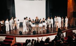 Dans öğrencileri, dansın tarihsel gelişimini sahneledi