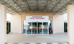 Gazimağusa Devlet Hastanesi’nde tedavi edilmediğini iddia eden alkollü şahıs kapı camını kırdı