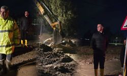Kanlıköy’de etkili olan yoğun yağış, Dut Deresi’nin taşmasına yol açtı