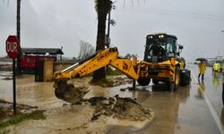 Sağanak devam ediyor, ekiplerin sahadaki çalışmaları sürüyor... Derelerin seviyelerinde ciddi düşüş var