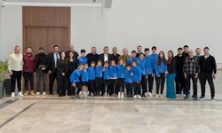 Cumhurbaşkanı Erhürman Perçinci Futbol Okulu’ndan sporcu, yönetici ve aileleri kabul etti