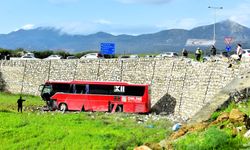 Kontrolden çıkan KIBHAS’a ait yolcu otobüsü tarla içine düştü..Kazada 2 kişi yaralandı