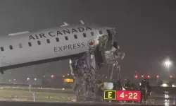 Dünya Haberleri  ABD'de havalimanında dehşet anları: Uçak, itfaiye aracı ile çarpıştı!