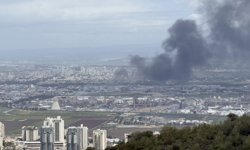 İran ve Hizbullah'ın eş zamanlı misillemesi sonrası Hayfa'daki petrol rafinerisinden dumanlar yükseliyor