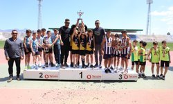 Şehit Hüseyin Akil İlkokulu çifte şampiyon