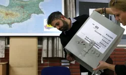 İngiltere'deki seçim afişlerine Kıbrıs Türk örgütlerinden tepki