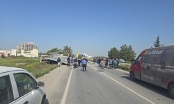 Dörtyol'daki kaza… Büyük trafik levhası yola devrildi