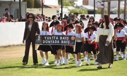 İskele'de 23 Nisan coşkusu... Cumhuriyet Stadyumu'nda gösteriler sunuldu