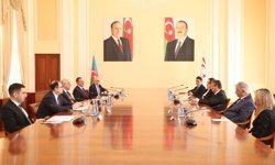 Başbakan Üstel, Bakü’de Azerbaycan Başbakanı Asadov ile görüştü