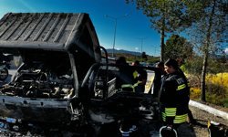 Seyir halindeki kamyonet araçta yangın...