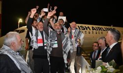 İsrail saldırısında alıkonulan Küresel Sumud Filosu aktivistleri Türkiye'ye getirildi