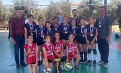Çocuklar voleybol şöleninde coştu