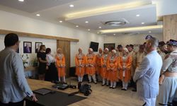İskele Belediyesi Halk Dansları heyeti İskele Belediye Başkanı Sadıkoğlu’nu ziyaret etti