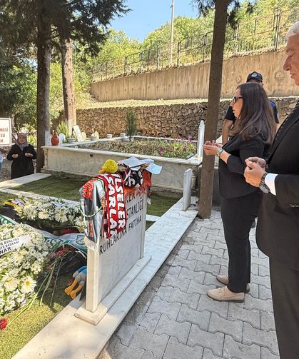 Özçınar, Ferdi Zeyrek’in kabrini ziyaret etti