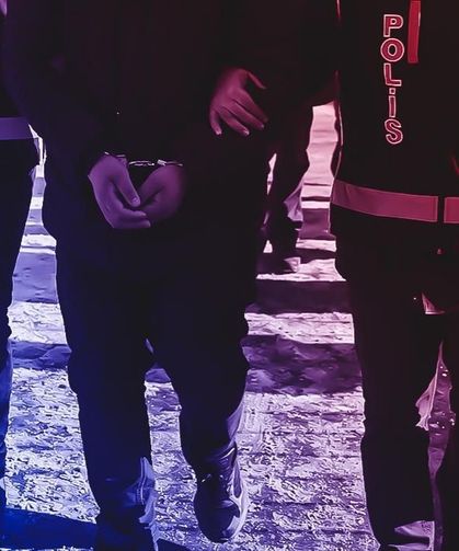 Turist vizesiyle gelip restoranda çalıştığı tespit edildi, tutuklandı