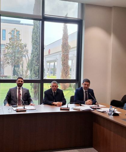 İdari, Kamu ve Sağlık İşleri Komitesi maaş düzenlemeleri içeren yasa önerisinin ivediğini onaylayarak Genel Kurula sevk