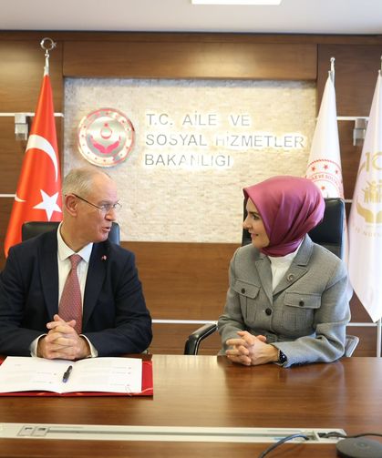 Hasipoğlu, Dijital Dünyada Çocuk Hakları Sözleşmesi'ni imzaladı